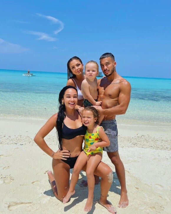Jazz avec son mari Laurent, ses enfants et sa soeur Eva à la plage, le 17 mars 2021