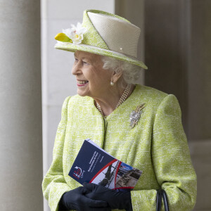 La reine Elizabeth II d'Angleterre assiste à un service pour marquer le centenaire de la Royal Australian Air Force au CWGC Air Forces Memorial à Runnymede, Royaume Uni.