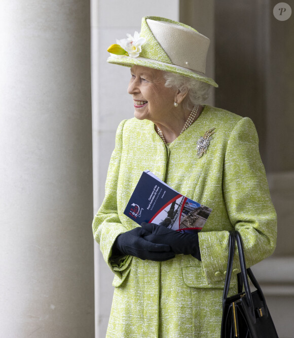 La reine Elizabeth II d'Angleterre assiste à un service pour marquer le centenaire de la Royal Australian Air Force au CWGC Air Forces Memorial à Runnymede, Royaume Uni.