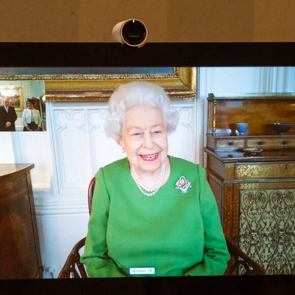 La reine Elizabeth II apparaît sur un écran par vidéoconférence du château de Windsor, où elle est en résidence, lors d'une audience virtuelle pour recevoir l'ambassadeur de Belgique Bruno van der Pluijm et Hildegarde Van de Voorde qui ont assisté au palais de Buckingham, à Londres. Le 18 décembre 2020.