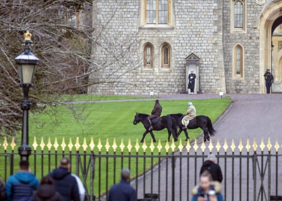 La reine Elisabeth II d'Angleterre se promène à dos de poney dans le parc de Windsor. Le 14 décembre 2020