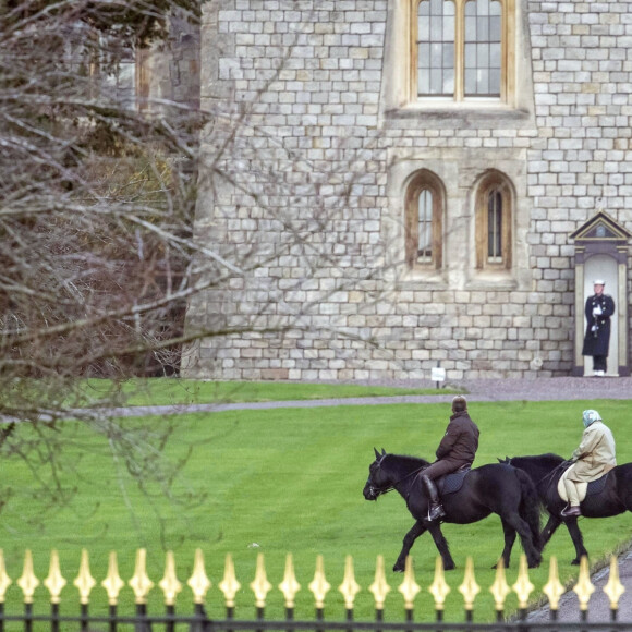 La reine Elisabeth II d'Angleterre se promène à dos de poney dans le parc de Windsor. Le 14 décembre 2020