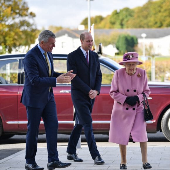 La reine Elizabeth II d'Angleterre et le prince William, duc de Cambridge, visitent le laboratoire des sciences et de la technologie de la défense (DSTL) à Porton Down, le 15 octobre 2020.
