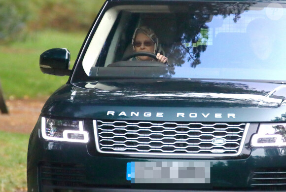 Exclusif - La reine Elizabeth II d'Angleterre conduit elle-même son Range Rover sur les routes publiques autour de Sandringham, Norfolk, le mercredi 30 septembre 2020.