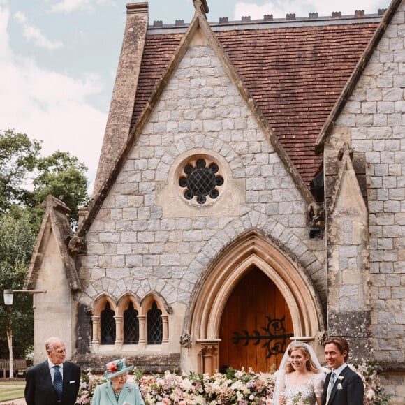 La reine Elizabeth II, Le prince Philip, duc d'Edimbourg, La princesse Beatrice d'York, Edoardo Mapelli Mozzi posent devant The Royal Chapel of All Saints at Royal Lodge après leur mariage, Windsor, le 17 juillet 2020.