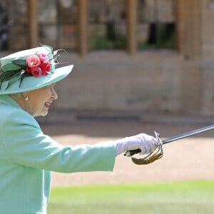 La reine Elizabeth II d'Angleterre remet au capitaine Thomas Moore son titre de chevalier lors d'une cérémonie au château de Windsor, le 17 juillet 2020.