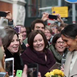 Le prince Harry et Meghan Markle lors d'un bain de foule au centre ville de Belfast le 23 mars 2018.