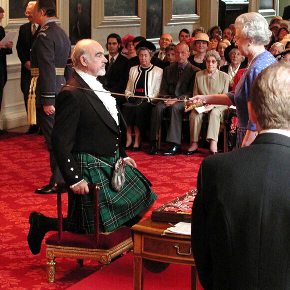 Sean Connery fait Chevalier par la reine Elizabeth en Écosse, en 2000.