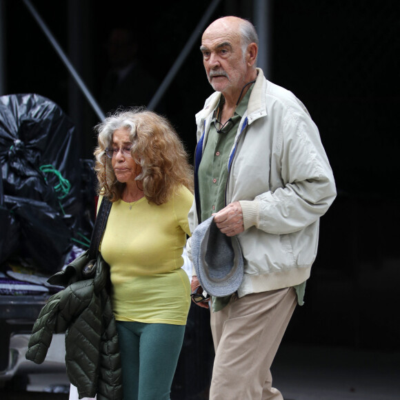 Exclusif - Sean Connery et sa femme Micheline Roquebrune dans la rue à New York le 30 mai 2017.