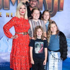 Tori Spelling, son mari Dean McDermott et leurs enfants Finn, Jack, Stella, Liam, Hattie et Beau à la première de 'Jumanji: The Next Level' à Hollywood, le 9 décembre 2019.