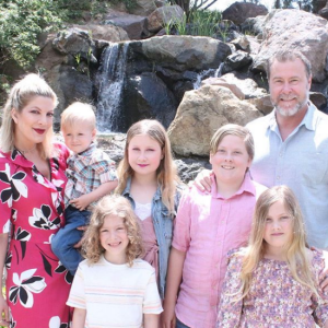 Tori Spelling, Dean McDermott et leurs cinq enfants. Le 24 juin 2019.