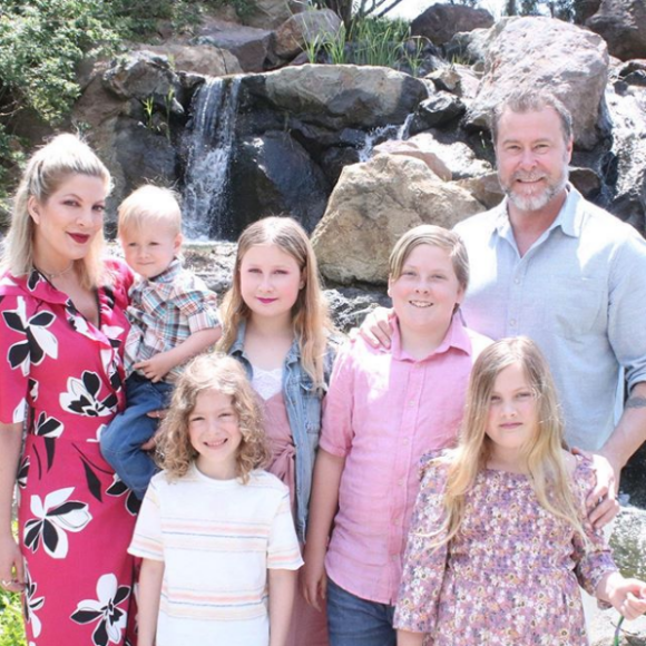 Tori Spelling, Dean McDermott et leurs cinq enfants. Le 24 juin 2019.