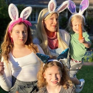 Tori Spelling fête Pâques en famille. Le 12 avril 2020.