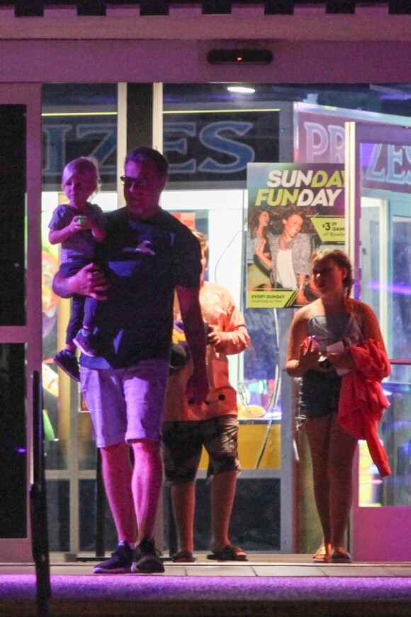 Exclusif - Tori Spelling et son compagnon Dean McDermott ont emmené leurs enfants Stella, Liam, Hattie et Finn jouer dans une salle de jeux à Los Angeles, le 8 septembre 2019.