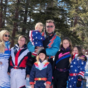 Tori Spelling et Dean McDermott et leurs cinq enfants. Le 24 juin 2019.