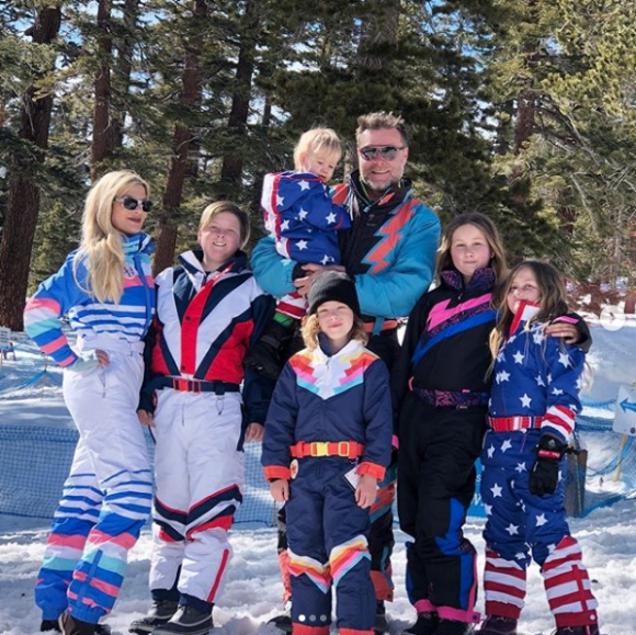 Tori Spelling et Dean McDermott et leurs cinq enfants. Le 24 juin 2019.