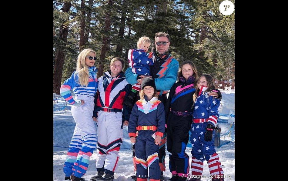 Tori Spelling et Dean McDermott et leurs cinq enfants. Le 24 juin 2019.