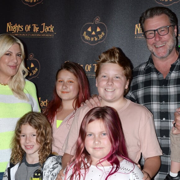 Tori Spelling avec son mari Dean McDermott et leurs enfants Finn, Hattie, Stella et Beau à Los Angeles, le 2 octobre 2019.