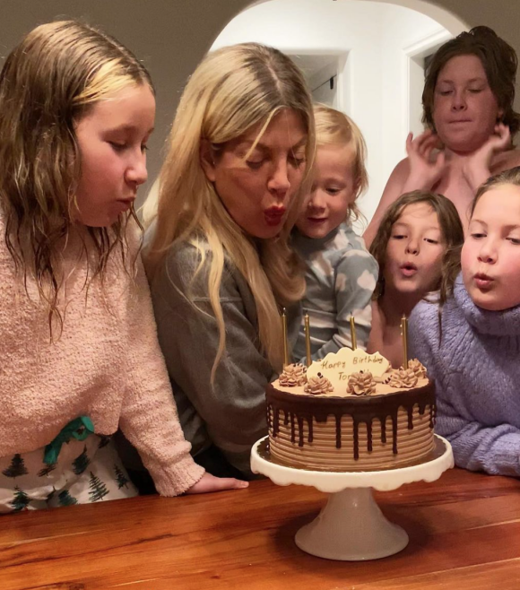 Tori Spelling fête son anniversaire entourée de ses 5 enfants. Mai 2020.