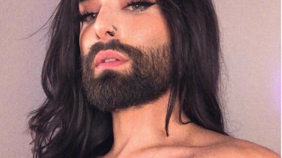 Conchita Wurst en string et porte-jarretelles : la drag queen déborde de sensualité en lingerie fine