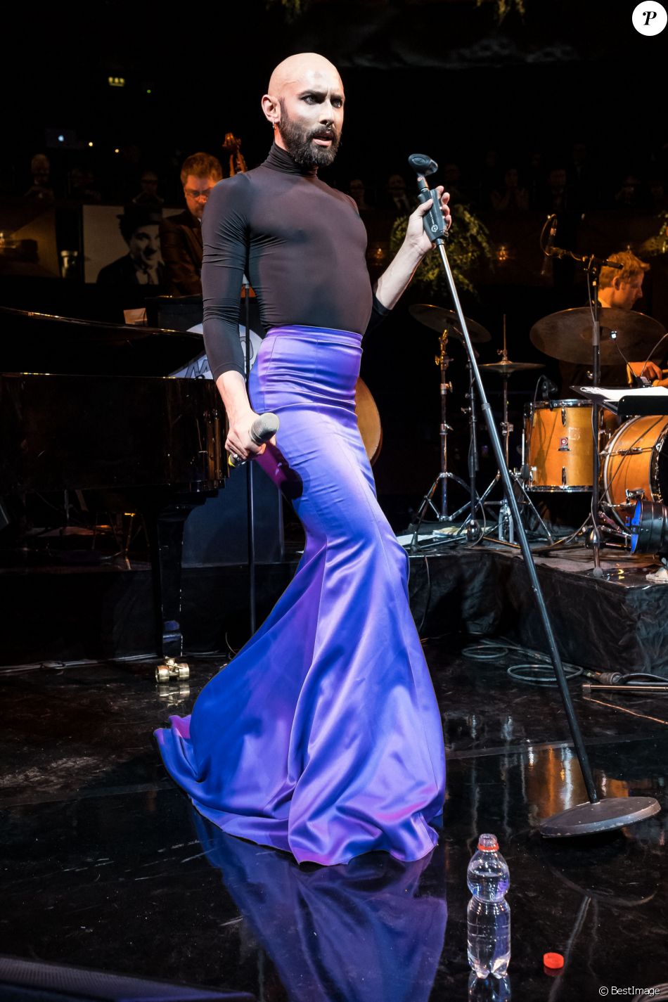 Conchita Wurst chante à la soirée Roaming Twenties à Hanovre en Allemagne. Le 1er mars 2019.