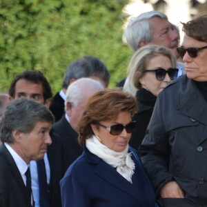 Info du 4 avril 2021 Bernard Tapie et sa femme Dominique violentés chez eux lors d'un cambriolage - Bernard Tapie, sa femme Dominique Tapie - Obsèques de Jean-Noël Tassez, le compagnon de Charlotte Rampling, au crématorium du cimetière du Père-Lachaise à Paris, le 9 octobre 2015.