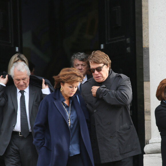 Info du 4 avril 2021 Bernard Tapie et sa femme Dominique violentés chez eux lors d'un cambriolage - Jean-Louis Borloo, Bernard Tapie et sa femme Dominique Tapie - Sorties de obsèques de Jean-Noël Tassez, le compagnon de Charlotte Rampling, au crématorium du cimetière du Père-Lachaise à Paris, le 9 octobre 2015.