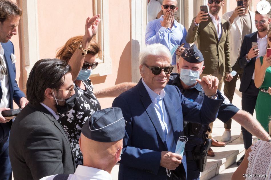 Info du 4 avril 2021 Bernard Tapie et sa femme Dominique violentés chez eux lors d'un cambriolage - Semi Exclusif - Bernard Tapie et sa femme Dominique - Mariage civil de Sophie Tapie et Jean-Mathieu Marinetti à la mairie de Saint-Tropez en présence de leurs parents et de la famille le 20 août 2020.