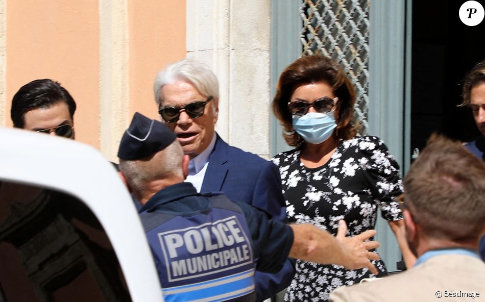 Info du 4 avril 2021 Bernard Tapie et sa femme Dominique violentés chez eux lors d'un cambriolage - Bernard Tapie et sa femme Dominique Tapie - Mariage civil de Sophie Tapie et Jean-Mathieu Marinetti à la mairie de Saint-Tropez en présence de leurs parents et de la famille le 20 août 2020.