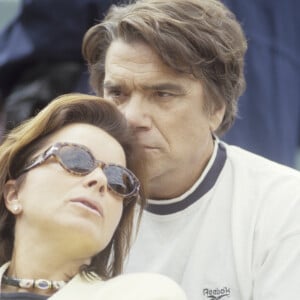 Archives - En France, à Paris, Bernard Tapie et sa femme Dominique dans les tribunes de Roland Garros en juin 1998.