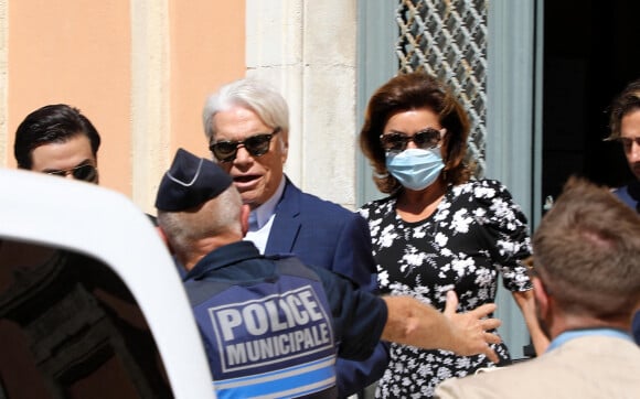 Bernard Tapie et sa femme Dominique Tapie - Mariage civil de Sophie Tapie et Jean-Mathieu Marinetti à la mairie de Saint-Tropez en présence de leurs parents et de la famille le 20 août 2020. 