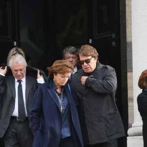 Bernard Tapie et sa femme Dominique Tapie - Sorties de obsèques de Jean-Noël Tassez, le compagnon de Charlotte Rampling, au crématorium du cimetière du Père-Lachaise à Paris, le 9 octobre 2015. 