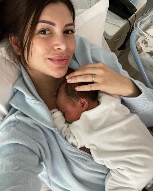 Maeva Martinez, candidate de télé-réalité mariée à son chéri Jules Havez et maman d'un petit Gabriel.