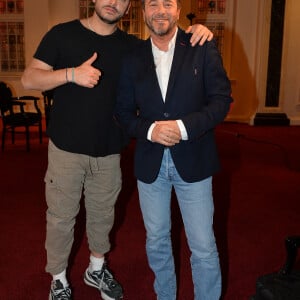 Exclusif - Kev Adams et Bernard Montiel au livestream "CamKev Comedy and Songs" diffusé sur la plateforme de streaming Gigson.live, au théâtre Mogador. Paris, France, le 5 avril 2021. © Veeren/Bestimage