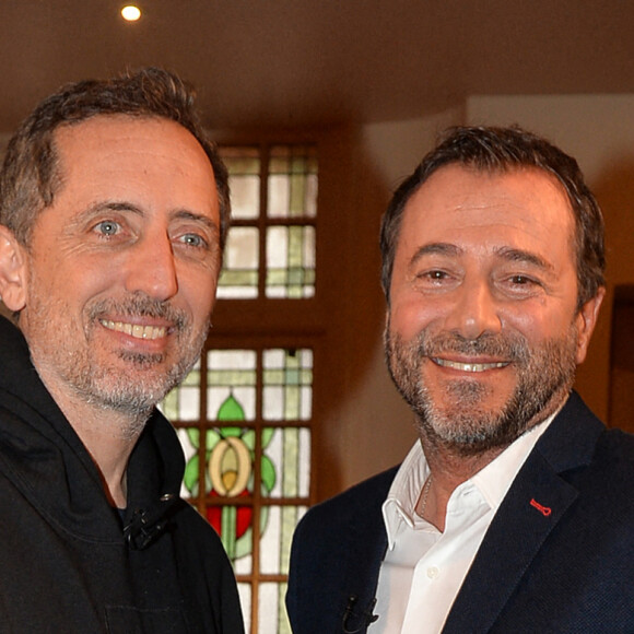 Exclusif - Gad Elmaleh et Bernard Montiel au livestream "CamKev Comedy and Songs" de Camille Lellouche et de Kev Adams diffusé sur la plateforme de streaming Gigson.live, au théâtre Mogador. Paris, France, le 5 avril 2021. © Veeren/Bestimage