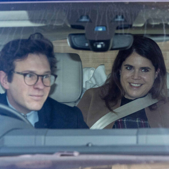 La princesse Eugénie d'York et son mari Jack Brooksbank avec leur fils quittent l'hôpital de Portland, Royaume Uni, le 12 février 2021.