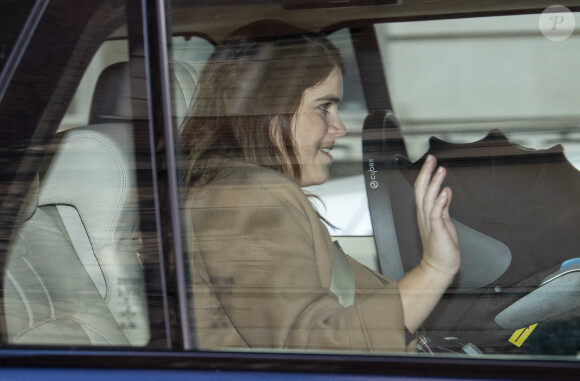 La princesse Eugénie d'York et son mari Jack Brooksbank avec leur fils quittent l'hôpital de Portland, Royaume Uni, le 12 février 2021.