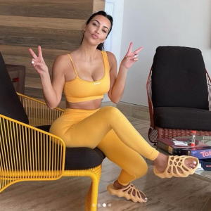 Kim Kardashian fête Pâques chaussée en YEEZY, la marque de son ex-mari Kanye West. Avril 2021.