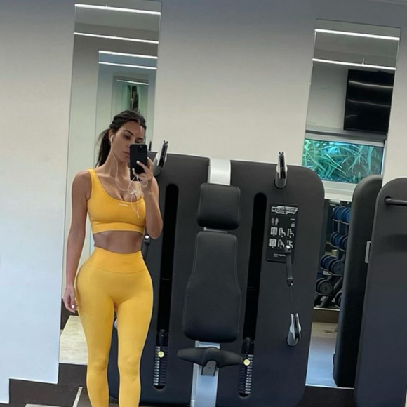 Kim Kardashian fête Pâques chaussée de baskets YEEZY, la marque de son ex-mari Kanye West. Avril 2021.