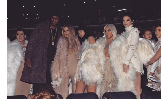Kris Jenner, Lamar Odom, Khloé Kardashian, Kylie Jenner, Kim Kardashian, Kendall Jenner, la petite North West dans les bras de Kourtney Kardashian lors du défilé de mode Yeezus du rappeur et créateur Kanye West. Photo publiée sur Instagram, le 11 février 2016.