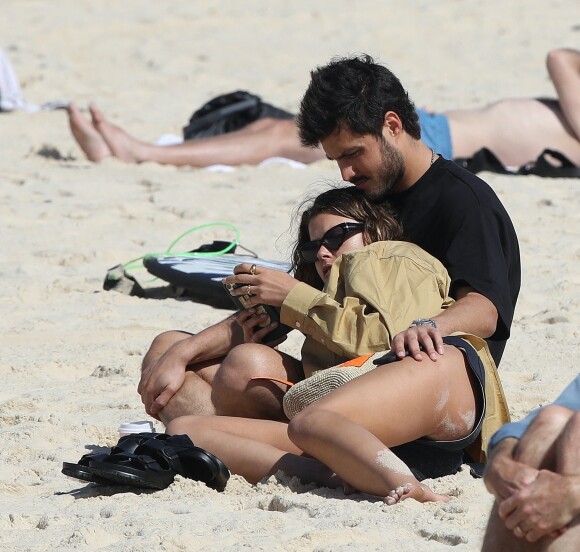 Exclusif - Georgia Fowler et son compagnon Nathan Dalah profitent de la plage sous le soleil de Sydney en Australie, le 4 octobre 2020