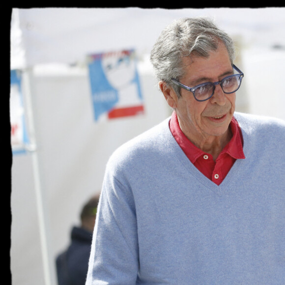 Exclusif - Patrick Balkany sur le marché de Levallois le dimanche 24 mai 2020. Il ne porte pas de masque malgré l'épidémie de Coronavirus (Covid-19). © Alain Guizard / Bestimage