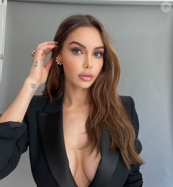 Nabilla Benattia reine d'Instagram. Son revenu mensuel estimé à 190 000 euros rien qu'avec ses placements de produits.