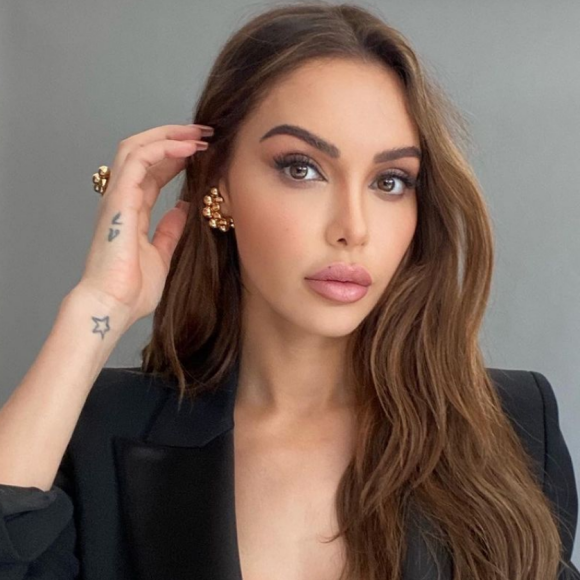 Nabilla Benattia reine d'Instagram. Son revenu mensuel estimé à 190 000 euros rien qu'avec ses placements de produits.