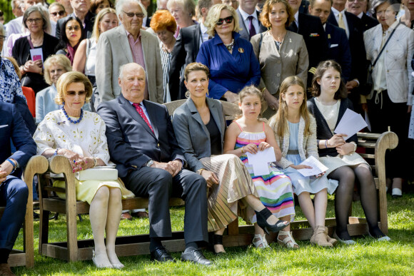 La reine Sonja, le roi Harald, la princesse Martha Louise, Emma Tallulah Behn, Leah Isadora Behn et Maud Angelica Behn - La famille royale fête le 80ème anniversaire de la reine Sonja de Norvège à la galerie d'art Reine Sonja aux écuries du palais à Oslo, le 4 juillet 2017.