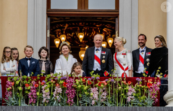 la princesse Ingrid Alexandra, la princesse Emma Tallulah Behn, le prince Sverre Magnus, la princesse Maud Angelica Behn, la reine Sonja, la princesse Leah Isadora Behn, le roi Harald V, la princesse Mette-Marit, le prince Haakon, la princesse Märtha Louise - Les familles royales au balcon lors du 80ème anniversaire du roi Harald et de la reine Sonja de Norvège à Oslo, Norvège, le 9 mai 2017.