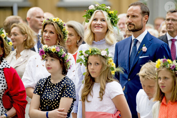 Maud Angelica Behn, la princesse Ingrid Alexandra, le prince Sverre Magnus, Leah Isadora Behn, la princesse Martha Louse, la princesse Mette Marit, le prince Haakon - La famille royale de Norvège lors de la garden party du jubilé des 25 ans de règne du roi Harald de Norvège à Trondheim le 23 juin 2016.