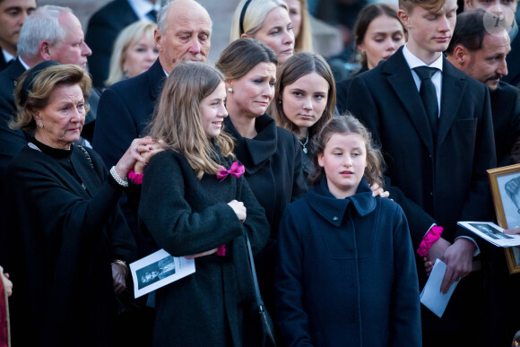 La reine Sonja, la princesse Martha Louise, Leah Isadora Behn, Ingrid Alexandra, Emma Tallulah Behn, lors des obsèques d'Ari Behn à Oslo, le 3 janvier 2020.