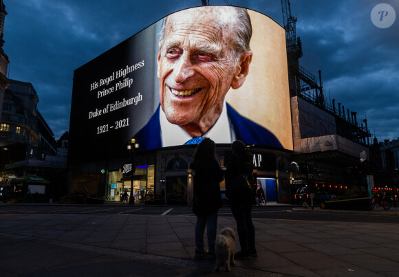 Un portrait du prince Philip, duc d'Edimbourg, diffusé sur un écran géant à Picadilly Circus à Londres, suite à l'annonce de son décès. Le 9 avril 2021