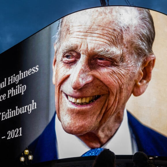 Un portrait du prince Philip, duc d'Edimbourg, diffusé sur un écran géant à Picadilly Circus à Londres, suite à l'annonce de son décès. Le 9 avril 2021